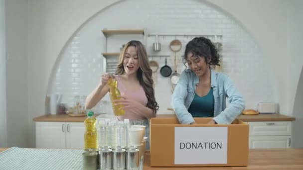 Felbontás Önkéntes Koncepciója Ázsiai Nők Pakolnak Kaját Egy Adománydobozba Otthon — Stock videók