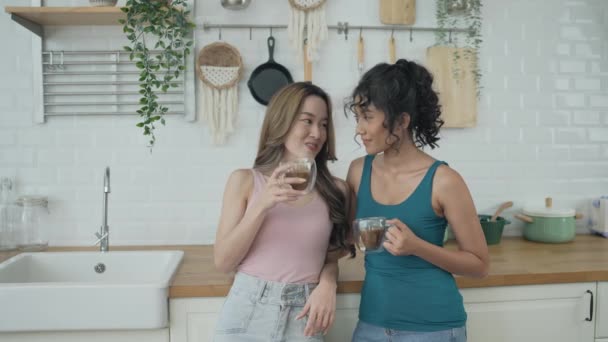 Koncept Dovolené Rozlišení Asijky Spolu Dávají Kávu Kuchyni Mladé Ženy — Stock video