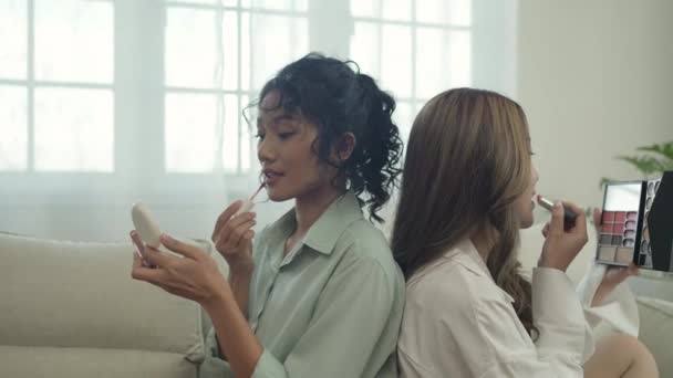Çözünürlük Güzellik Konsepti Asyalı Kızlar Oturma Odasında Birlikte Makyaj Yapıyorlar — Stok video