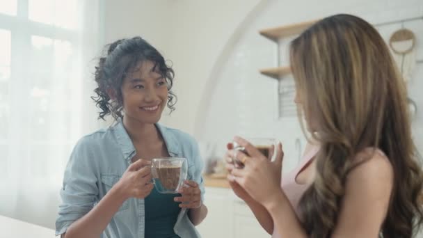 Vakantie Concept Van Resolutie Aziatische Vrouwen Die Samen Koffie Drinken — Stockvideo