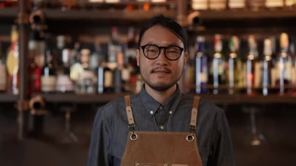 Koncept Nočního Klubu Resolution Asijský Barman Usmívá Důvěrou Obchod Skupina — Stock video