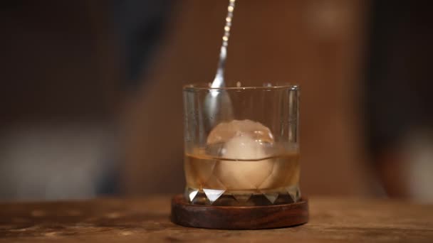Koncepcja Klubu Nocnego Rozdzielczości Barman Robi Drinki Dla Klientów Restauracji — Wideo stockowe
