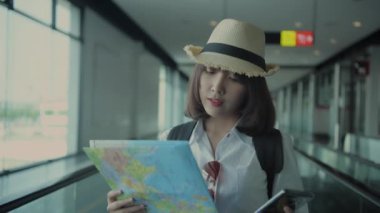 4k Kararlılığın Turizm konsepti. Turistik yerler arayan Asyalı kadınlar.