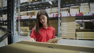 Alışveriş konsepti 4k Çözünürlük. Depoda mal arayan genç kadınlar..