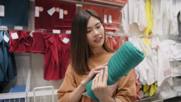 Concept Commercial Résolution Asiatique Femme Choisir Serviette Dans Centre Commercial — Video
