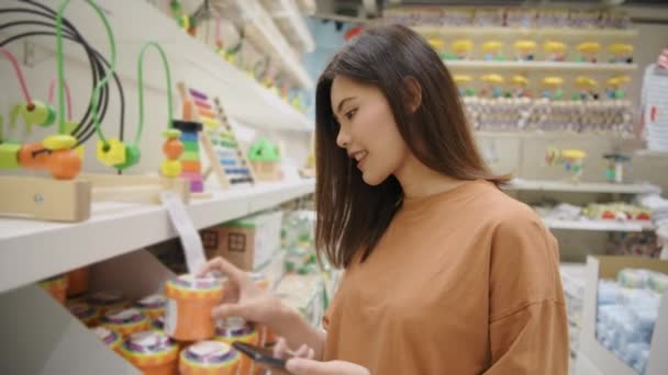 Shopping Concept Van Resolutie Aziatische Vrouwen Kiezen Producten Het Winkelcentrum — Stockvideo