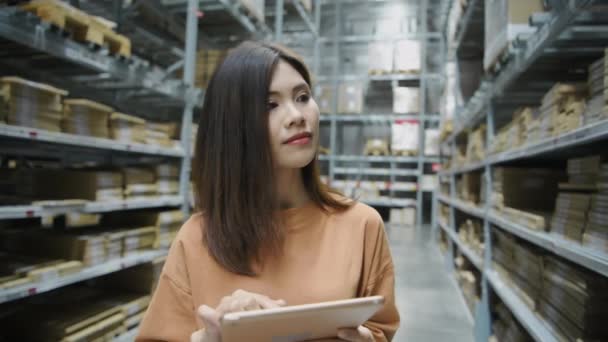 4K解像度のショッピングコンセプト 倉庫で商品を探している若い女性 — ストック動画