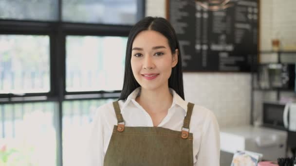 Coffee Shop Concept Resolution Asian Women Holding Signs Welcome Customers — Vídeos de Stock
