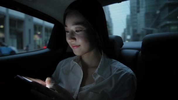 Travel Concept Resolution Asian Women Sitting Mobile Phones Cars — Stockvideo