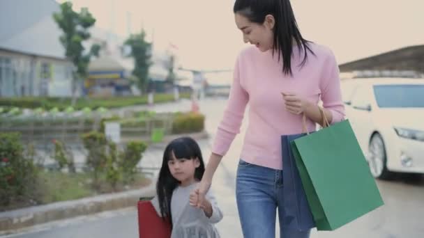 Concept Commercial Résolution Asiatique Mère Fille Retour Shopping Dans Centre — Video
