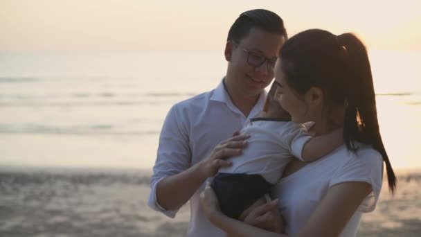 Tourism Concepts Resolution Asian Parents Lull Baby Sleep Sea — Stockvideo