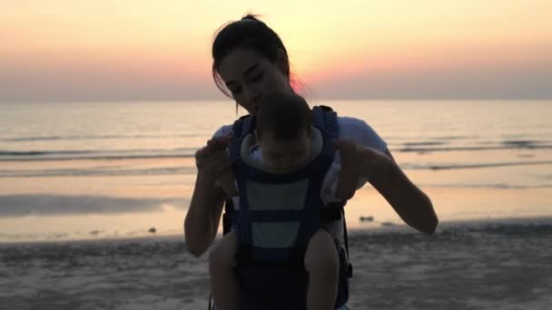 Tourism Concepts Resolution Asian Mother Coaxing Her Baby Sleep Sea — Wideo stockowe