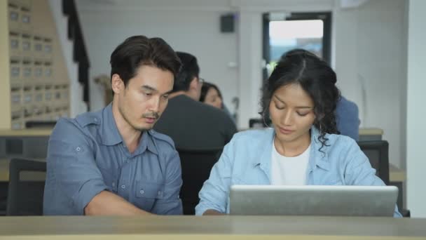Kararlılığın Konsepti Asyalı Genç Adamları Grubu Ofiste Toplantı Yapıyor Sıradan — Stok video