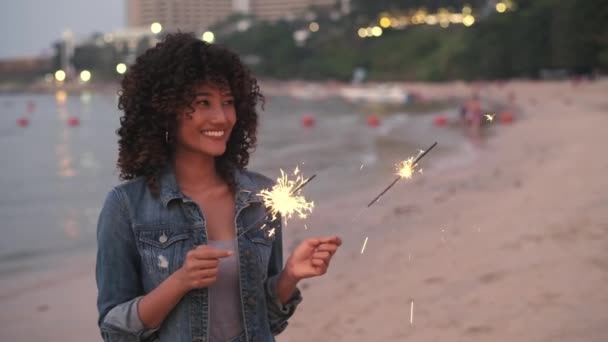 Tatil Konsepti Çözünürlük Asyalı Kadınlar Kumsalda Havai Fişek Oynarken Eğleniyorlar — Stok video