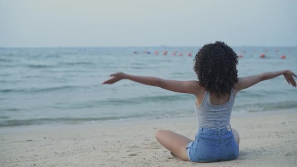 Tatil Konsepti Çözünürlük Sahilde Yoga Yapan Bir Kadın — Stok video