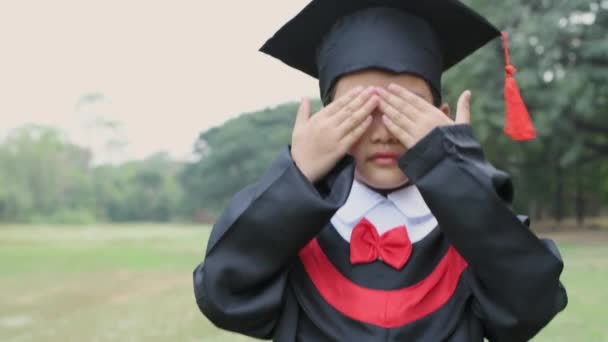 Utbildningskoncept För Upplösning Asiatisk Flicka Examensklänning Gör Peek Boo Pose — Stockvideo