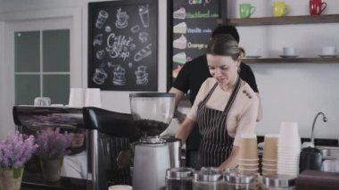 Kafe konsepti 4k Kararlılık. Bir kafede birlikte çalışan çalışanlar..