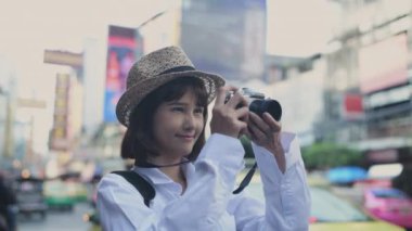 4k Kararlılığın Turizm konsepti. Asyalı kadın heyecanla şehir çekimlerinin fotoğraflarını çekiyor..