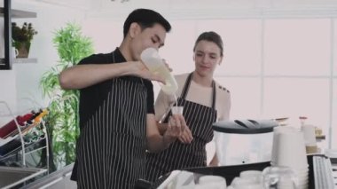 Kafe konsepti 4k Kararlılık. Kahveci dükkandaki makineyle kahve yapıyor..