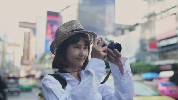 Conceito Turismo Resolução Mulher Asiática Tirar Fotos Atrações Cidade Com — Vídeo de Stock