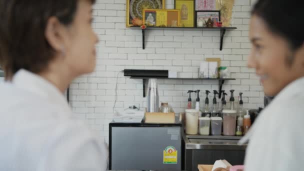 Koncept Kavárny Resolution Barista Doručuje Hrnky Kávou Zákazníkům Obchodě — Stock video