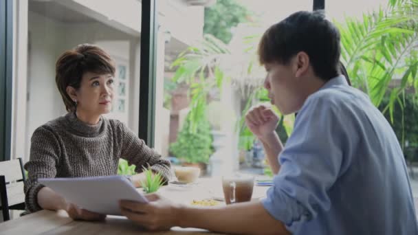 Kararlılığın Konsepti Asyalı Işadamı Kahve Dükkanında Müşterilerle Buluşuyor Sıradan Planı — Stok video