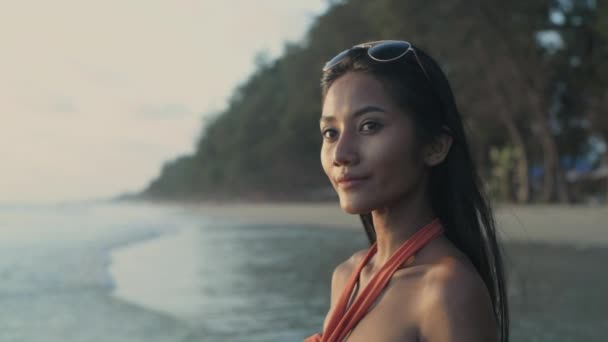 假日4K解像度的概念 一位亚洲妇女正高兴地观看海滩上的落日 — 图库视频影像
