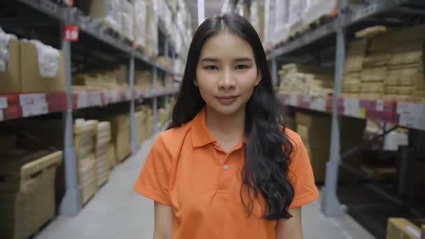 Üzleti Koncepció Felbontás Ázsiai Nők Bizalommal Mosolyognak Raktárban — Stock videók