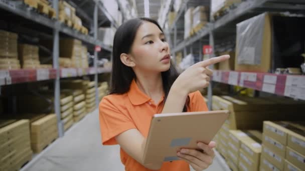 Geschäftskonzept Der Auflösung Eine Asiatin Überprüft Produkte Lager Mit Moderner — Stockvideo