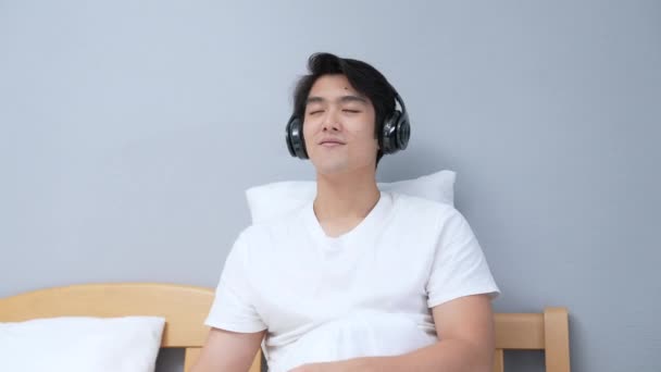 Conceito Férias Resolução Homem Asiático Ouvindo Música Quarto Atividades Entretenimento — Vídeo de Stock