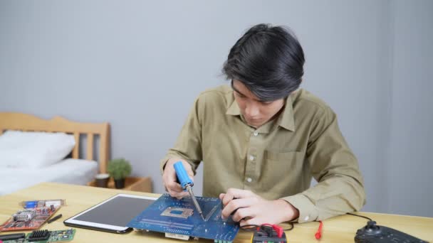 Technologický Koncept Rozlišení Asijský Muž Spojující Elektronické Obvody Domě Oprava — Stock video