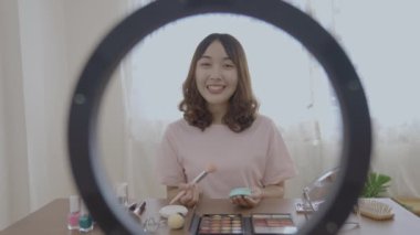 Tatil konsepti 4k Çözünürlük. Asyalı kızlar evde internette makyaj öğretiyor..