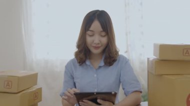 4k Kararlılığın iş konsepti. Çalışanlar müşteri siparişlerini kontrol etmek için bilgisayar kullanıyorlar.