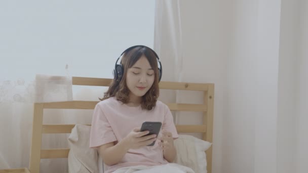 Koncepcja Wakacyjna Rozdzielczości Azjatka Słuchająca Muzyki Sypialni Zajęcia Rozrywkowe — Wideo stockowe