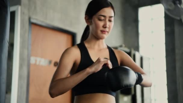 Concept Fitness Résolution Femme Asiatique Préparant Pratiquer Boxe Dans Salle — Video