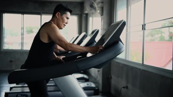 Conceito Aptidão Resolução Atleta Correndo Uma Esteira Fitness — Vídeo de Stock