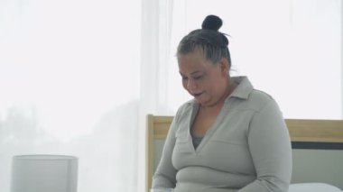 Sağlık konsepti 4k Çözünürlük. Evde süt içen Asyalı yaşlı kadın..