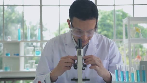 Onderzoeksconcept Van Resolutie Aziatische Wetenschappers Onderzoeken Anomalie Met Een Microscoop — Stockvideo