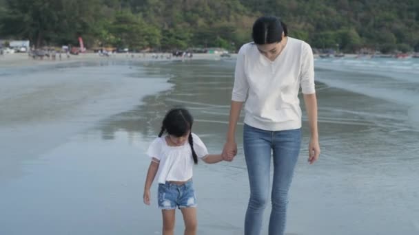 Holiday Concept Resolution Asian Mother Daughter Walking Sea Summer Vacation — Stock videók