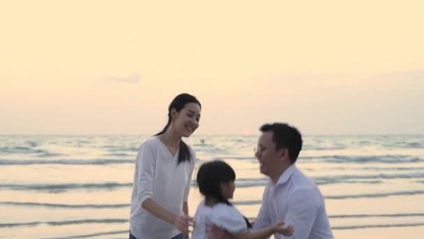 Tatil Konsepti Çözünürlük Ebeveynler Sahilde Kızlarıyla Oynuyorlar Baba Çocukları Deniz — Stok video