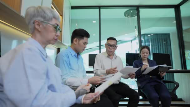Geschäftskonzept Der Auflösung Asiatische Jungunternehmer Treffen Sich Zur Diskussion Amt — Stockvideo