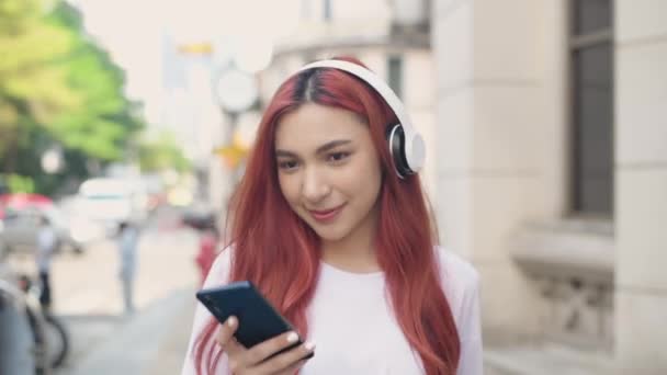 Holiday Concept Resolution Asian Woman Walking City Teenage Girl Fashion — Stock Video