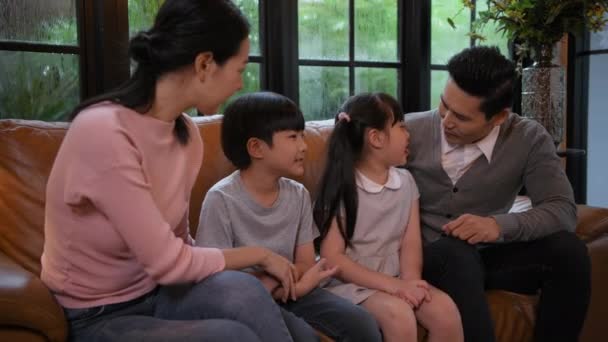 Family Concept Resolution Asian Parents Children Chatting Together House — Vídeo de stock