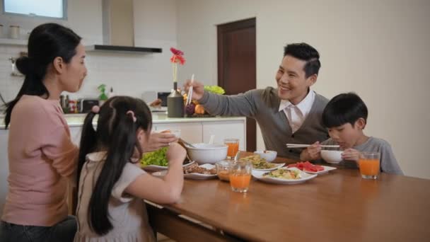 Family Concept Resolution Asian Parents Children Eating Together House — Vídeo de stock