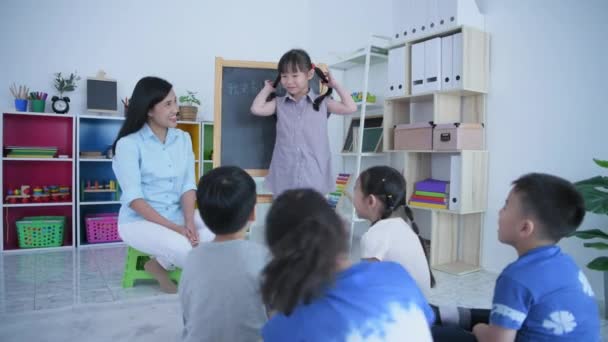 중국어 선생님 아이들에게 중국어를 교실에서 가르치고 있습니다 — 비디오