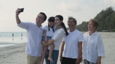 Tatil konsepti 4k Çözünürlük. Her aile ferdi denizde fotoğraf çekiyor..