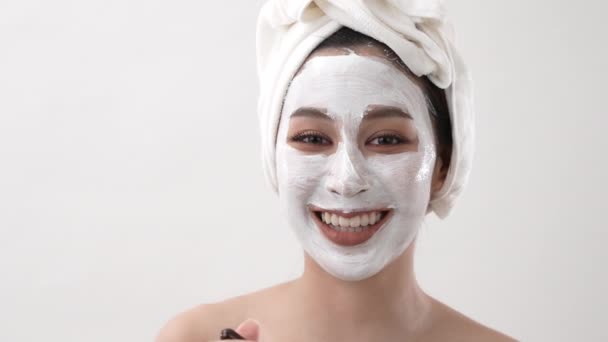 Spa Konzept Der Auflösung Asiatin Trägt Gesichtscreme Schlafzimmer Auf Schlammmaske — Stockvideo