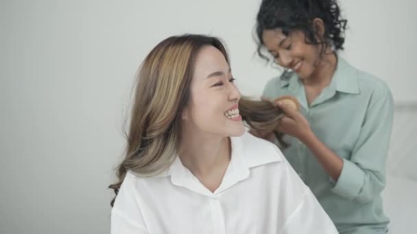 Spolubydlící Koncept Resolution Asijské Ženy Česání Jejich Vlasy Dohromady Ložnici — Stock video