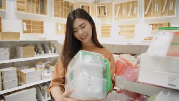 Concepto Compra Resolución Asiáticas Chicas Están Eligiendo Cajas Plástico Tienda — Vídeos de Stock