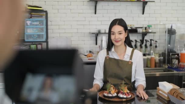 Conceito Cafeteria Resolução Asiático Feminino Empregado Segurando Bolo Revisão Mídia — Vídeo de Stock